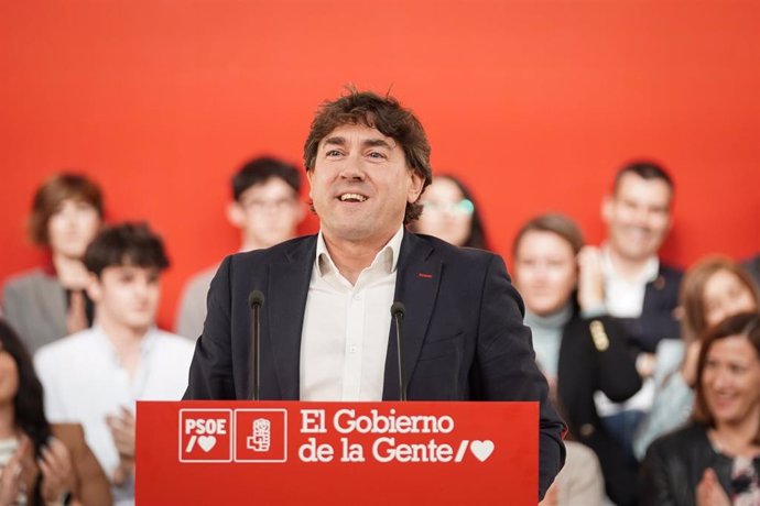 El portavoz del Grupo Parlamentario Socialista del Parlamento Vasco, Eneko Andueza, interviene en un acto en Vitoria-Gasteiz