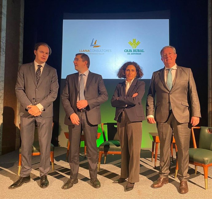 El director general de Economía y Estadística del Banco de España, Ángel Gavilán (segundo por la izda), antes de ofrecer una conferencia en Laboral Ciudad de la Cultura,  en Gijón