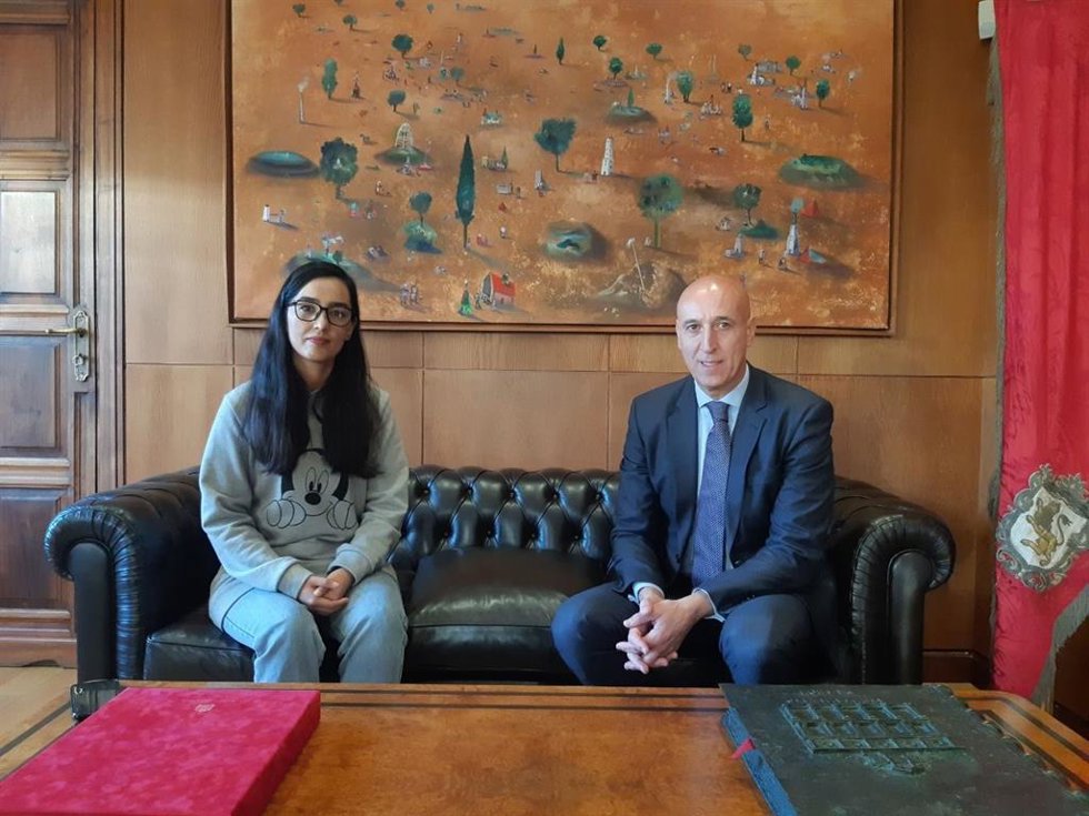 El alcalde de León, José Antonio Diez, junto con la deportista y activista afgana, Nilofar Bayat.