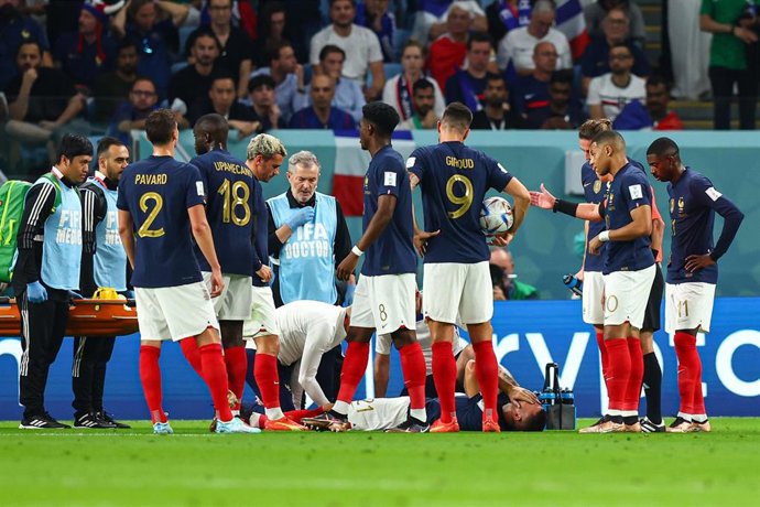 Lucas Hernandez es atendido tras lesionarse la rodilla durante el Francia-Australia del Mundial de Catar 
