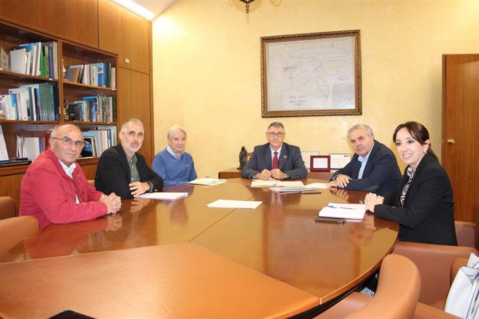 Imagen de la reunión entre el presidente de la CHS y la alcaldesa de Bullas