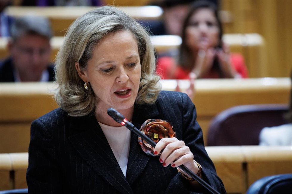 La vicepresidenta primera y ministra de Asuntos Económicos y Transformación Digital, Nadia Calviño, interviene durante una sesión de control al Gobierno en el Senado.
