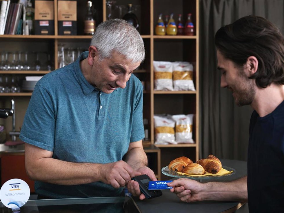 Archivo - Pago con tarjeta Visa en un pequeño comercio