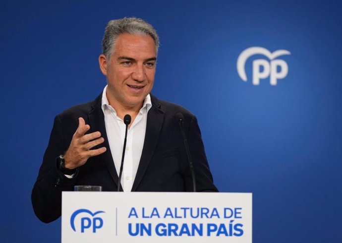 El coodinador general del PP, Elías Bendodo, durante una rueda de prensa de Génova.