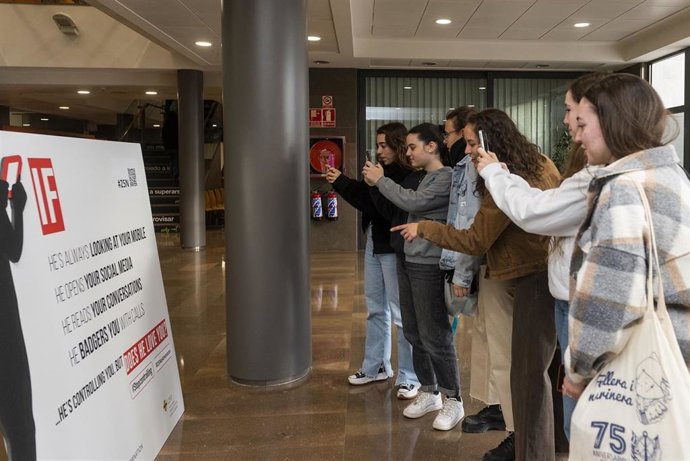 Estudiantes de la CEU con una nueva campaña