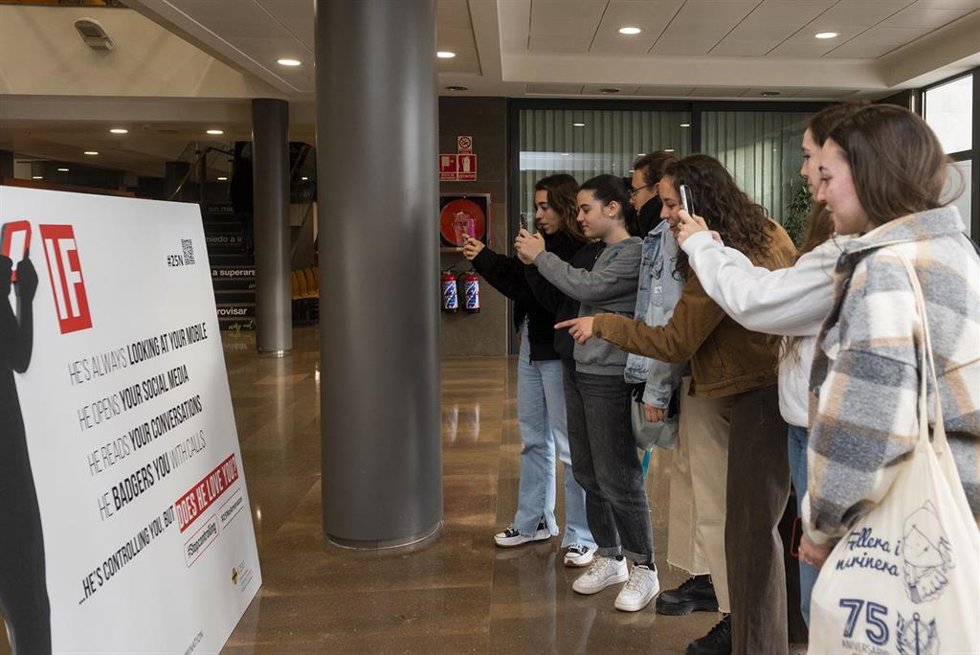 Estudiantes de la CEU con una nueva campaña