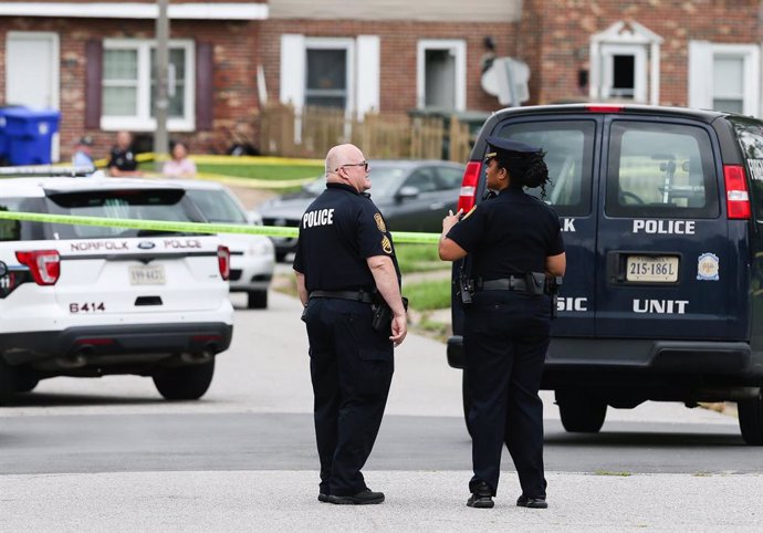 Archivo - 02 July 2021, US, Norfolk: Police officers stand guard at the scene where four children, between ages 6 and 16, were shot dead in Norfolk. Photo: Trent Sprague/Zuma Press/dpa