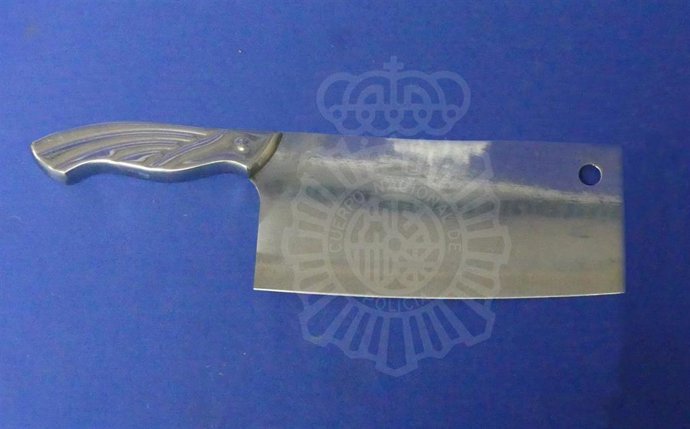 Imagen del hacha de cocina con el que el detenido había amenazado a sus caseros.