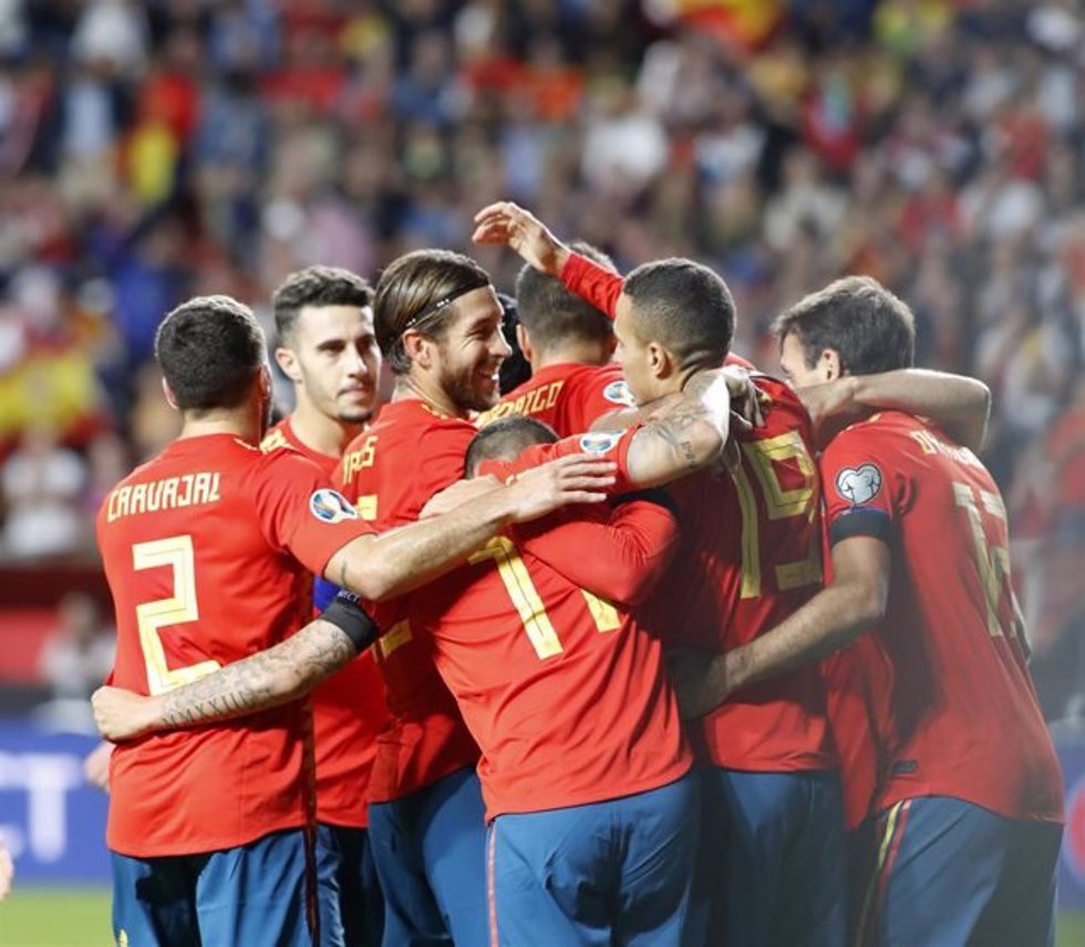 La selección española celebra un tanto.