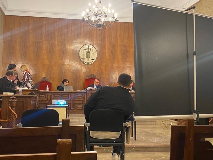 El acusado de agredir y amenazar a una compañera de instituto, durante el juicio.