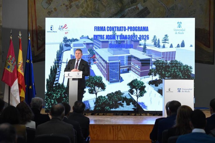 El presidente de C-LM, Emiliano García-Page, en la firma del contrato programa entre la Junta y la UAH para el periodo entre 2022 y 2026
