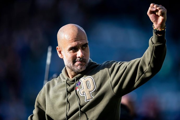 Manchester City Head Coach Pep Guardiola acknowledges fans after the English championship Premier League football match between Leicester City and Manchester City on October 29, 2022 at the King Power Stadium in Leicester, England - Photo Manjit Narotra