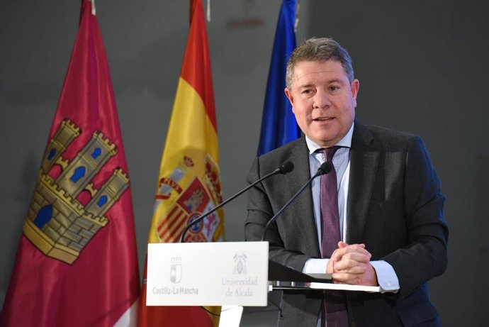 El presidente de C-LM, Emiliano García-Page, durante el acto de firma del contrato programa entre la Junta y la UAH