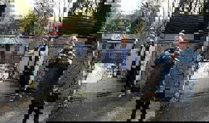 Dos mujeres junto a una casa inundada por el desbordamiento del río Tea, a 23 de noviembre de 2022, en Ponteareas, Pontevedra, Galicia (España).