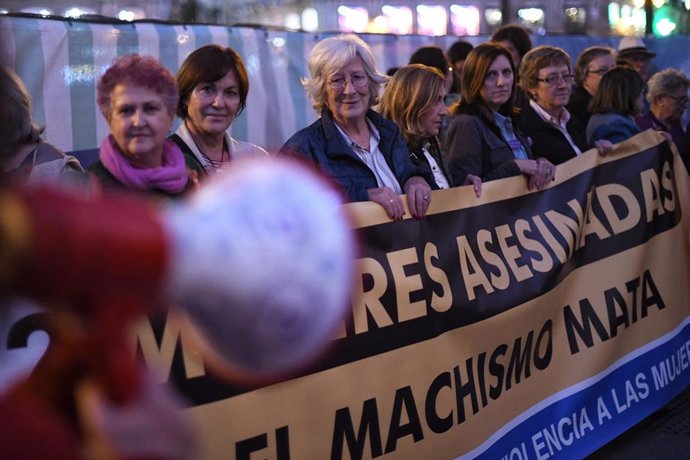 Un grupo de personas pertenecientes a Foro Madrid durante una concentración contra la violencia de género en la puerta del Sol, a 25 de octubre de 2022, en Madrid (España). El Ministerio de Igualdad ha elevado a 35 el número de mujeres asesinadas por vi