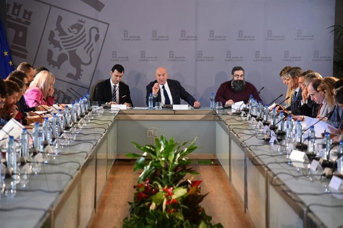 Carnero preside la reunión del Pleno del Consejo de Cooperación al Desarrollo.