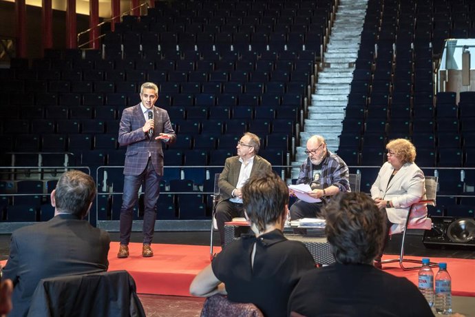 El vicepresidente y consejero de Universidades, Igualdad, Cultura y Deporte, Pablo Zuloaga, en el coloquio Cafés en el Escenario.