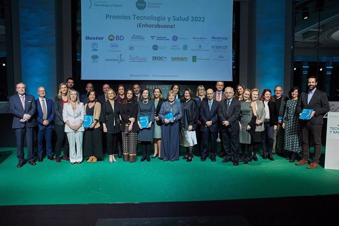 Foto de familia de los Premios Tecnología y Salud 2022 (autoridades, premiados, patronos de la FTYS y representantes de Fenin).