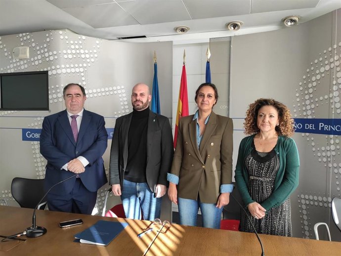 La consejera de Presidencia, Rita Camblor junto el decano del Colegio de abogados de Gijón, Benigno Villarejo, la vicedecana del Colegio de Oviedo, María Escanciano, y el director general de Juventud, Diversidad Sexual y Derechos LGTBI, Marcos Torre.