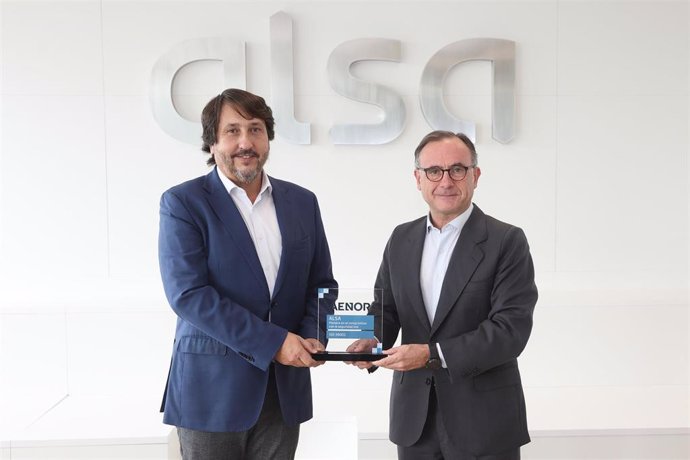 Desde la izquierda, Francisco Iglesias, consejero delegado de Alsa, recibe el reconocimiento de manos de Javier Mejía, director de Marketing y Desarrollo de Negocio de AENOR