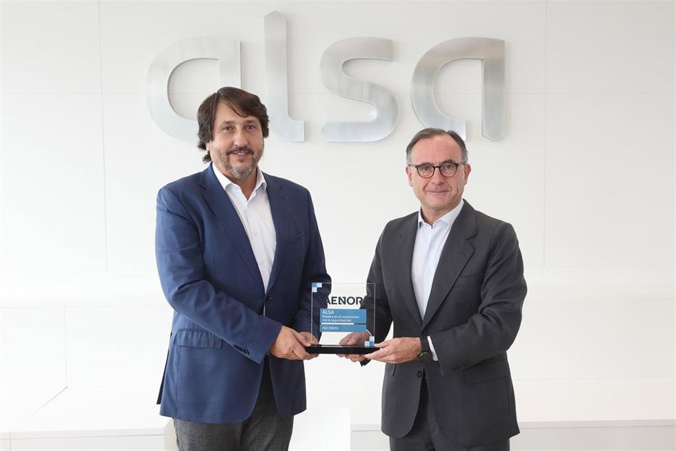 Desde la izquierda, Francisco Iglesias, consejero delegado de Alsa, recibe el reconocimiento de manos de Javier Mejía, director de Marketing y Desarrollo de Negocio de AENOR