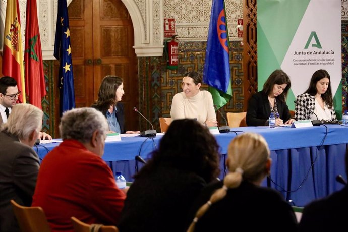 Archivo - La consejera de Inclusión Social, Juventud, Familias e Igualdad, Loles López, preside la sesión constitutiva del Consejo Andaluz del Pueblo Gitano.