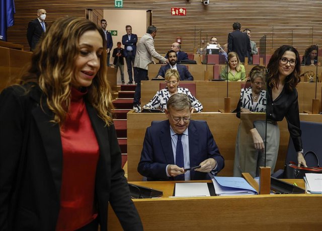 Isaura Navarro y Ximo Puig en un pleno de Les Corts