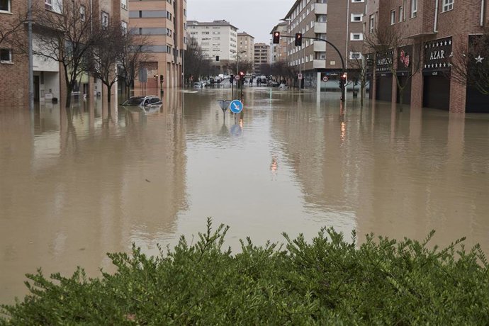 Archivo - Vía inundada en el barrio de la Rochapea en diciembre de 2021.