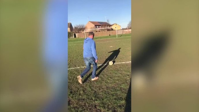 Este hombre entrena chutando al larguero durante meses y lo acaba haciendo ante un estadio lleno