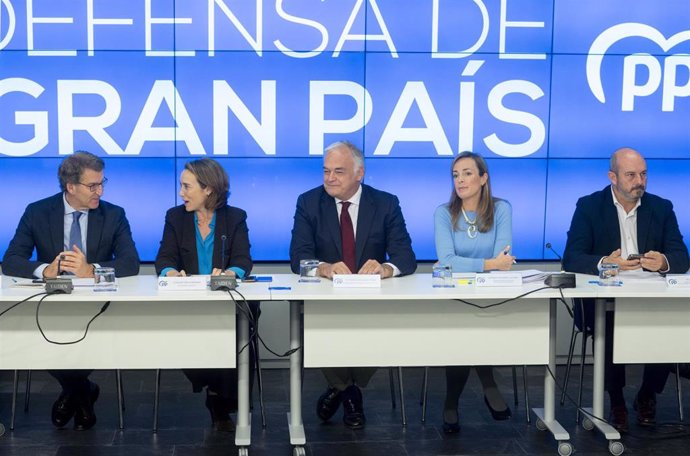 El presidente del PP, Alberto Núñez Feijóo (1i); la secretaria general del PP, Cuca Gamarra (2i); el el vicesecretario Institucional del PP, Esteban González Pons (3d), y la diputada del PP Carmen Navarro Lacoba (2d) en una rueda de prensa tras presidir