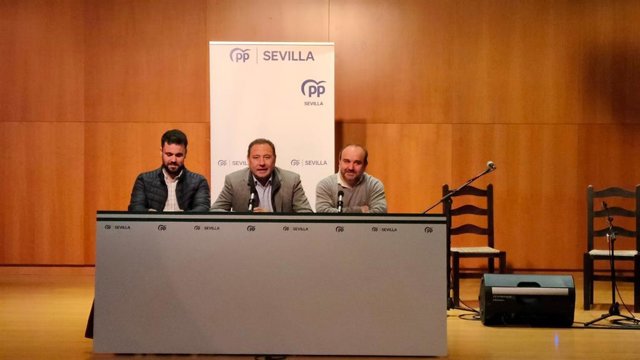 El presidente del PP de Sevilla, Ricardo Sánchez, en la reunión mantenida con empresarios de Arahal.
