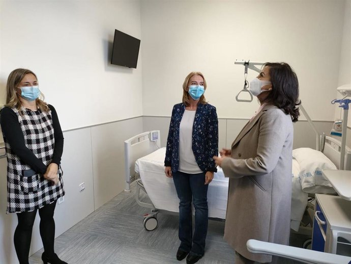 La presidenta del Gobierno, Concha Andreu, junto a la consejera de Salud, María Somalo, visitan el Hospital de La Rioja