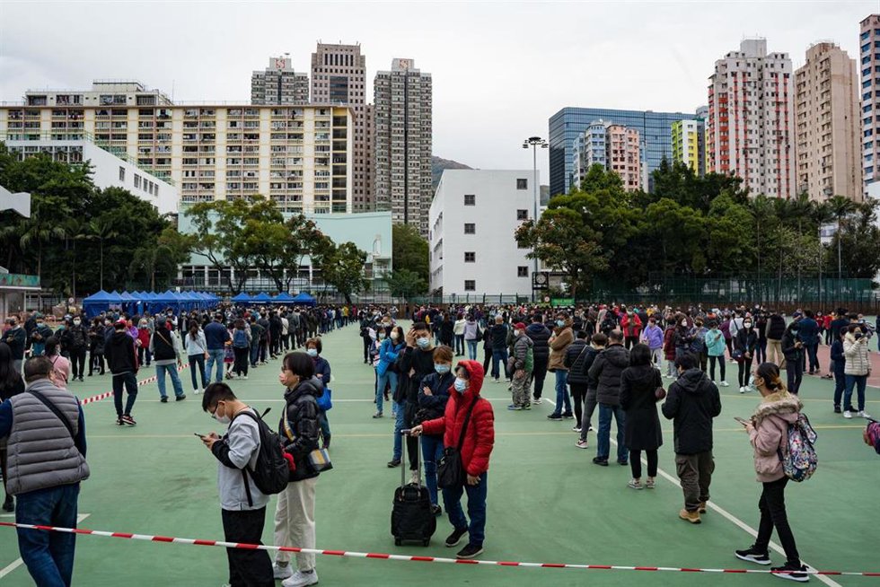 Archivo - 08 February 2022, China, Hong Kong: People queue at a Covid-19 testing centre at the Suen Wan Sports Ground. Photo: Dominic Chiu/SOPA Images via ZUMA Press Wire/dpa