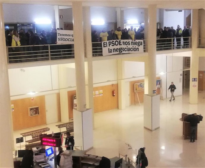 Decenas de funcionarios del Ayuntamiento de Logroño exigen "negociación" y el Gobierno local asegura "máxima escucha"