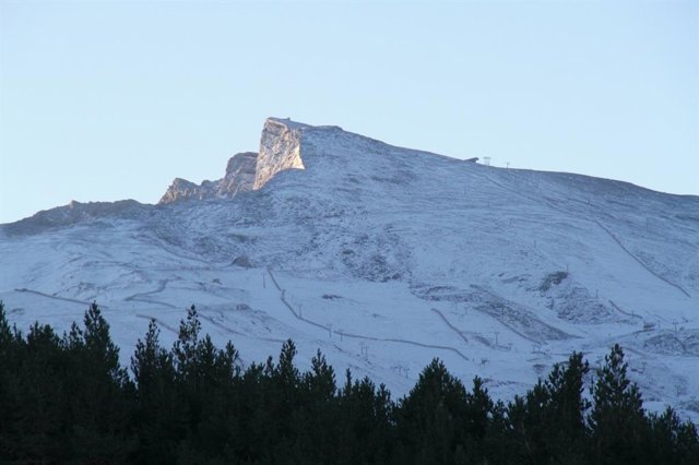 Archivo - Sierra Nevada, con sus primeras nieves de la pretemporada 2022-2023