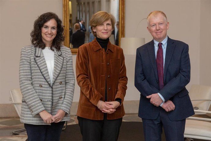 Richard Cornall, Paloma Grau y el investigador de la Universidad de Navarra, Ignacio Melero.