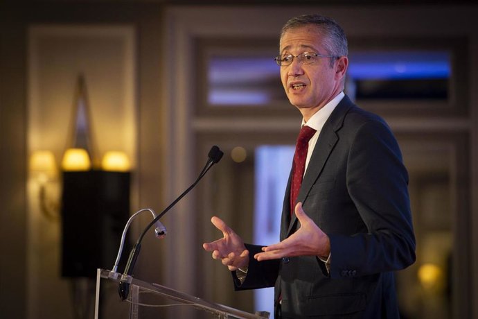 Archivo - El gobernador del Banco de España, Pablo Hernández de Cos, interviene durante la V Jornada de Banca del periódico elEconomista, en el Hotel Villa Magna de Madrid, a 4 de octubre de 2022, en Madrid (España). El periódico elEconomista celebr