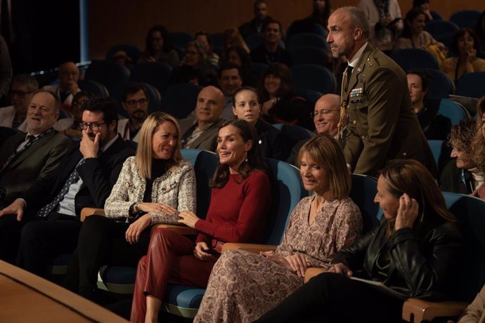 De izquierda a derecha, la delegada del Gobierno en Catalunya, Maria Eugnia Gay, la Reina Letizia y la alcaldesa de Sant Boi, Llusa Moret, durante la conmemoración del 20 aniversario de las OTL de la Diputación de Barcelona