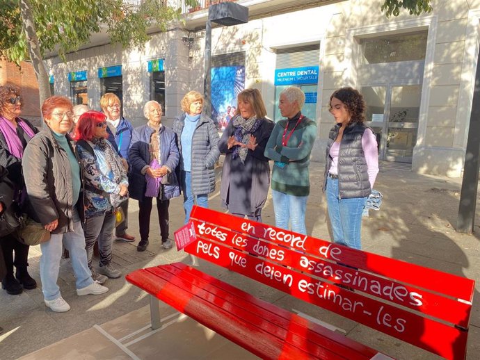 La alcaldesa de L'Hospitalet de Llobregat, Núria Marín, junto a miembros del gobierno municipal y representantes de mujeres de la ciudad en un acto que recuerda a las víctimas de violencia machista, a miércoles 23 de noviembre del 2022
