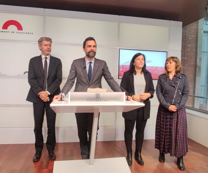 El expresidente del Parlament Roger Torrent y la exmiebro de la Mesa Adriana Delgado, junto con sus abogados, en rueda de prensa en la Cámara catalana