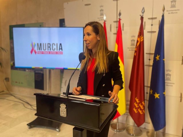 La concejala de Salud y Transformación Digital, Esther Nevado, presenta el Plan Fast Track Murcia, que tiene como objetivo principal detener la transmisión del VIH y poner fin a la epidemia de SIDA para el año 2030 en el municipio