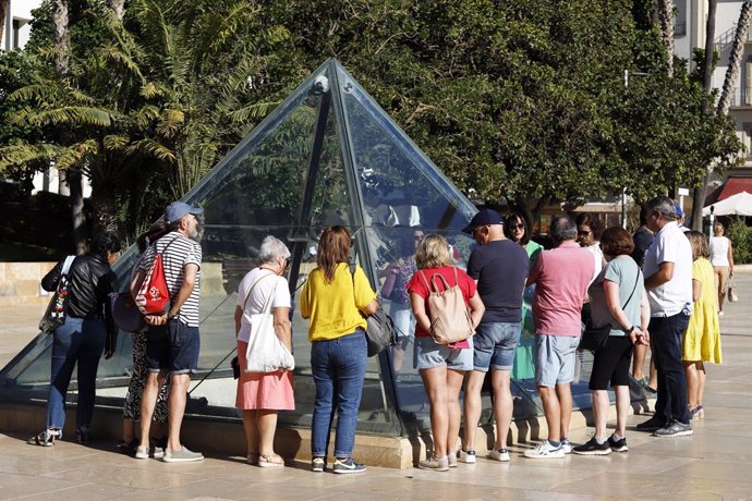 Archivo - Cientos de turistas recorren el Centro Histórico de Málaga.