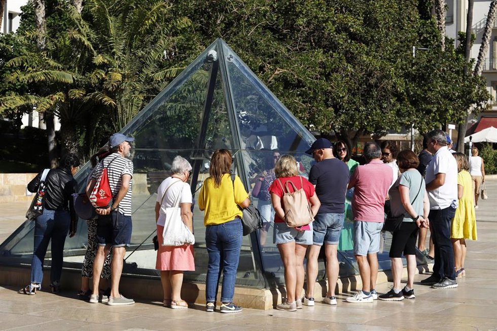Archivo - Cientos de turistas recorren el Centro Histórico de Málaga.