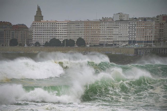 Archivo - Fuerte oleaje en las playas de A Coruña