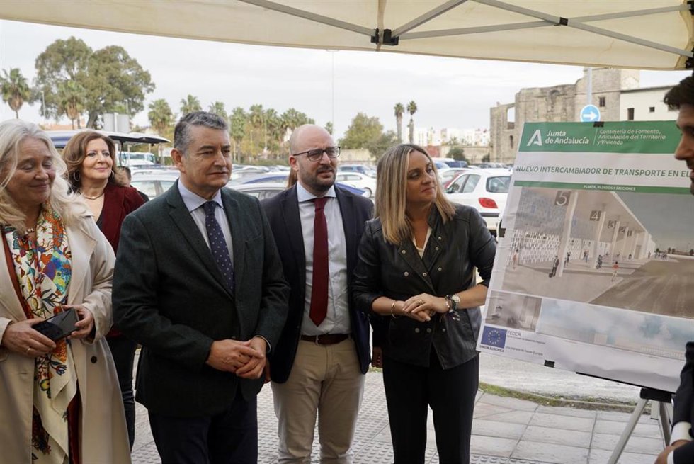 Antonio Sanz y Marifrán Carazo en el inicio de las obras de la estación de autobuses de El Puerto.