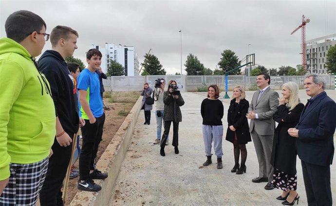 Del Pozo (2 dcha.) habla con alumnos del nuevo IES de la zona de Miralbaida que trabajan en el huerto del centro.