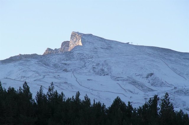 Archivo - Sierra Nevada, con sus primeras nieves de la pretemporada 2022-2023