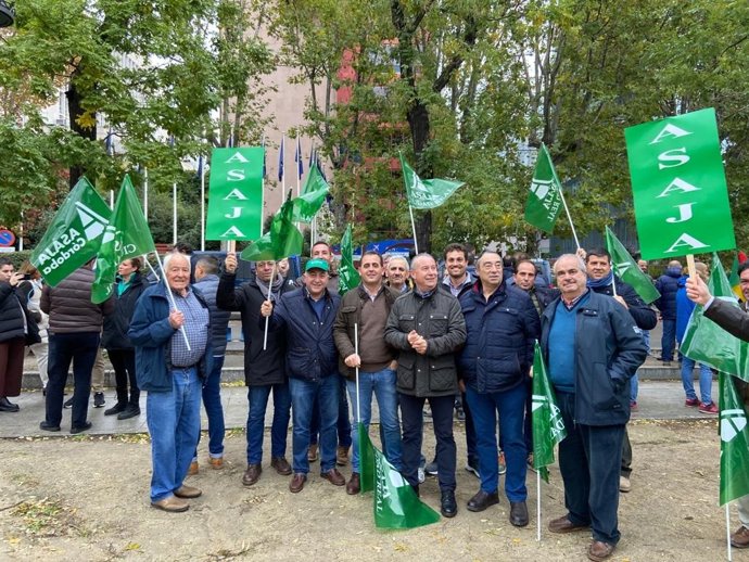Donaciano Dujo con representantes de la opa en Madrid.