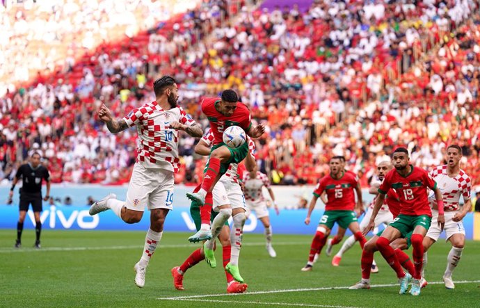 23 November 2022, Qatar, Al Khor: Croatia's Marko Livaja (L) and Morocco's Achraf Hakimi battle for the ball during the FIFA World Cup Qatar 2022 Group F soccer match between Morocco and Croatia at Al Bayt Stadium. Photo: Adam Davy/PA Wire/dpa