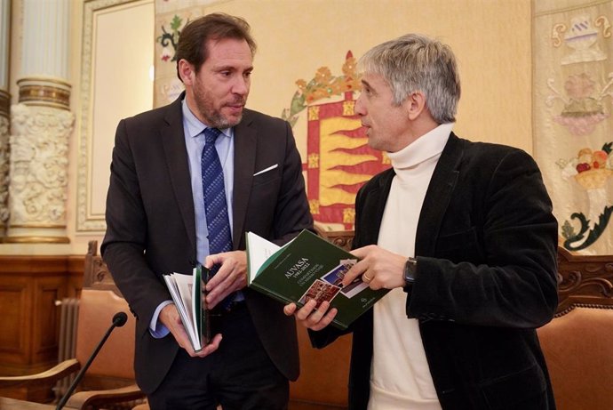 El alcalde de Valladolid, Óscar Puente, y el historiador Enrique Berzal consultan el libro escrito sobre el segundo por el 40 aniversario de Auvasa.